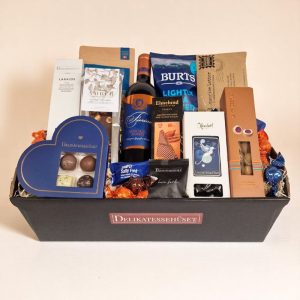 Overdådig gavekurv med rødvin og lækkerier